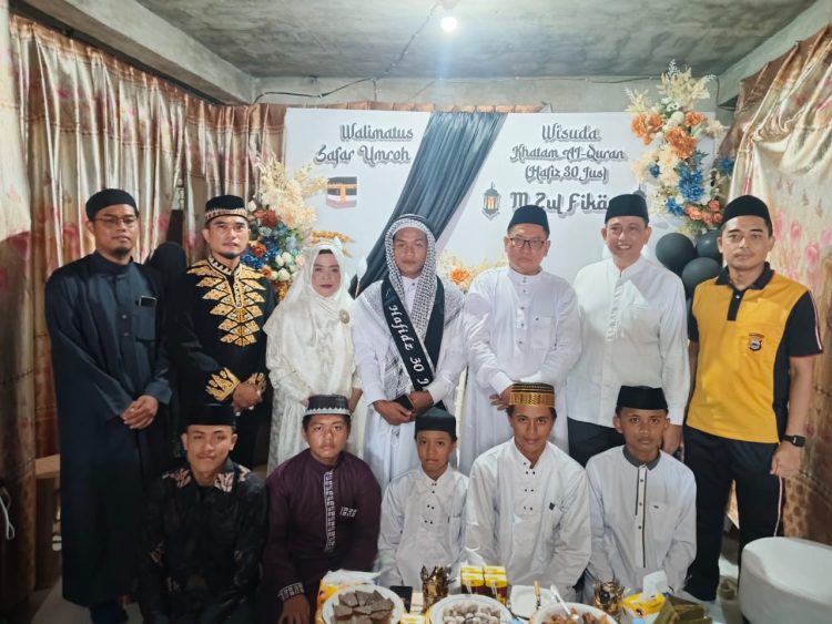 Kapolsek Pitumpanua menghadiri Undangan Wisuda Khatam Al-Qur’an Hafidz 30 Juz di Desa Batu.
