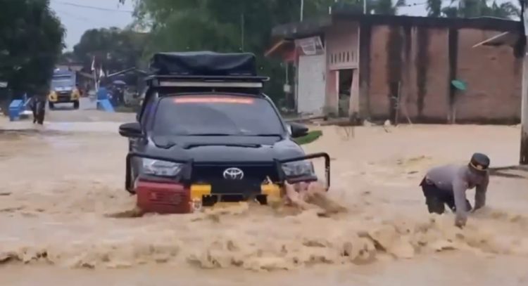 Hujan Lebat Picu Banjir Susulan, Kapolres Aceh Timur Siagakan Perahu Evakuasi di Sejumlah Gampong