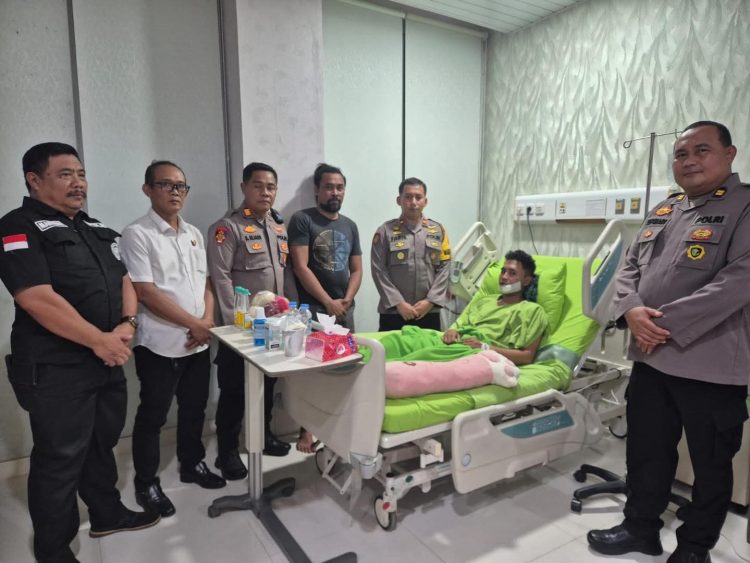 Wakapolres Kukar Jenguk Anggota yang Dirawat, Tegaskan Kepedulian terhadap Personel