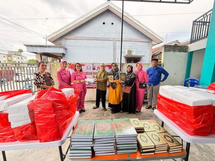 Polwan Polda Kaltim dan Bhayangkari Berbagi di Masjid Baitul Izza Jelang Ramadan