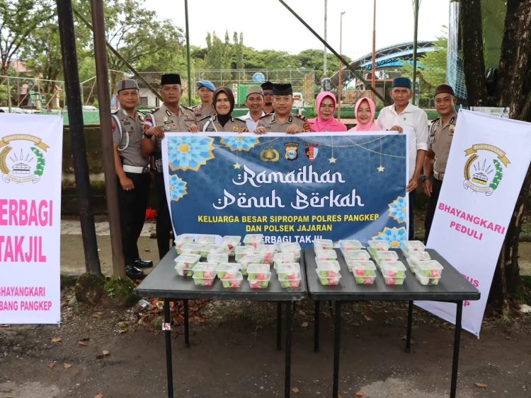 Takjil Gratis dari Polisi di Hari ke-5 Ramadan, Aksi Humanis Polres Pangkep Tuai Simpati Warga