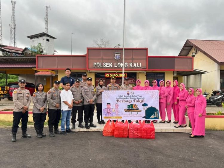 Polsek Long Kali Tunjukkan Kepedulian, Bagikan Takjil Gratis di Bulan Ramadan