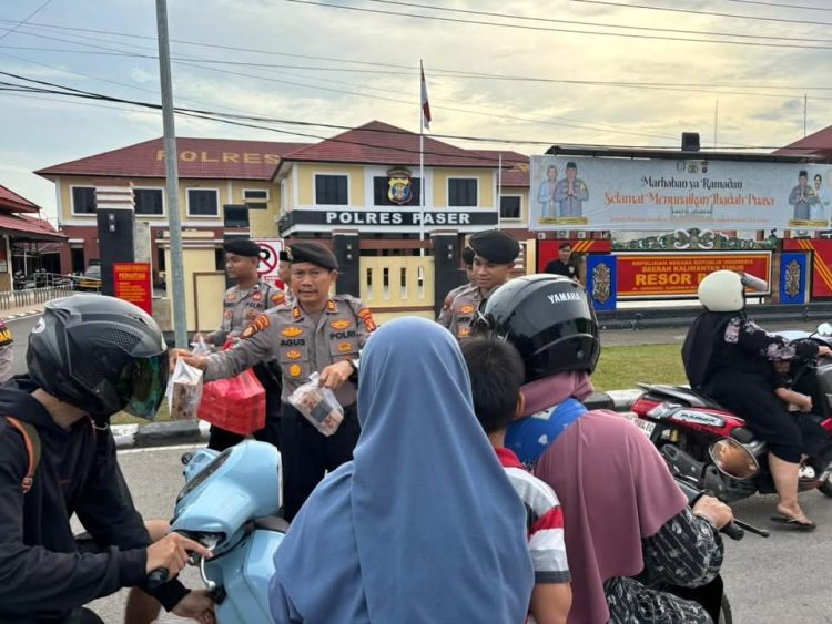Polri Tebar Kebaikan di Bulan Suci, Sat Samapta Polres Paser Berbagi Takjil untuk Warga