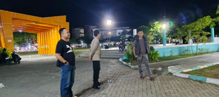 Personel Polsek Tempe melaksanakan Patroli Biru (Blue Light Patrol) sebagai langkah antisipasi potensi gangguan keamanan dan ketertiban masyarakat (kamtibmas) di wilayah Kecamatan Tempe.