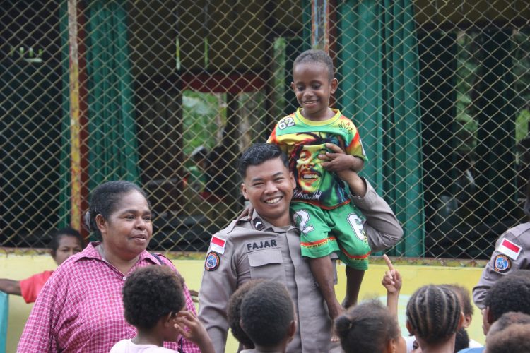 Tanamkan Nilai Positif Sejak Dini, Personel BKO Satgas Ops.Damai Cartenz 2026 dari Polda Kaltim Dampingi Anak-Anak Papua Belajar serta Bermain