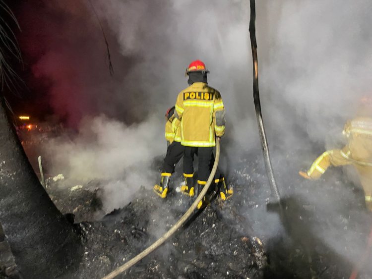 Respon Cepat Ditsamapta Polda Kaltim Padamkan Kebakaran Tempat Daur Ulang Sampah di Balikpapan