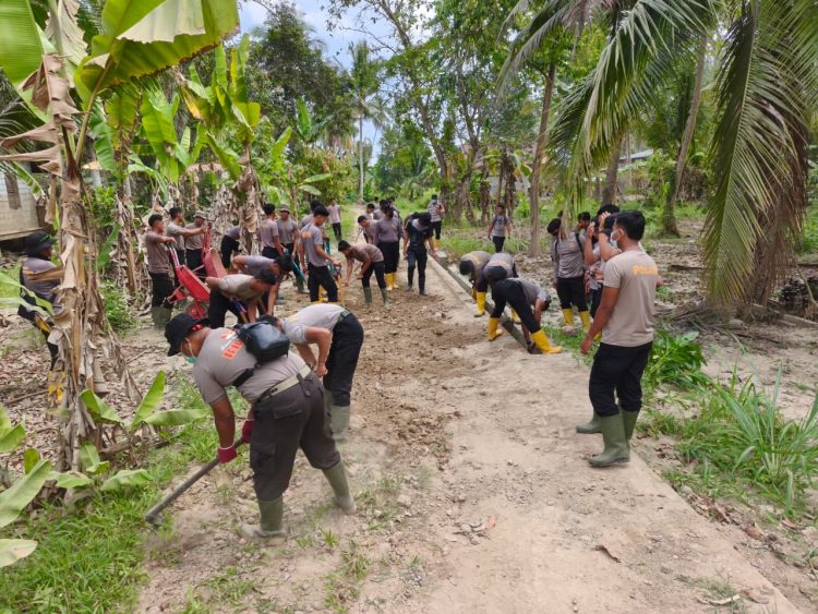 Brimob BKO Polda Kaltim Pulihkan Akses Jalan Pascabencana di Aceh Utara