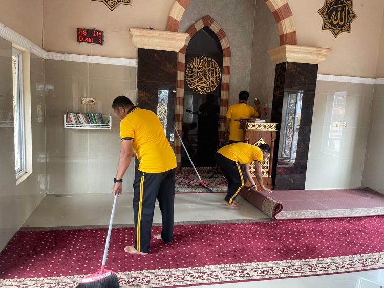 Menjelang datangnya bulan suci Ramadhan 1447 Hijriah, jajaran Polsek Belawa turun langsung melaksanakan kerja bakti untuk membersihkan salah satu masjid di belawa.