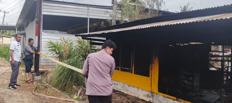 Polsek Tempe Lakukan Olah TKP Kebakaran Dua Unit Rumah di Kelurahan Cempalagi.