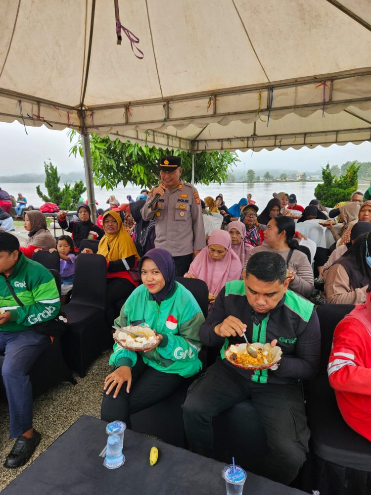 Polres Kukar Gelar Warung Berkah dan Pemeriksaan Kesehatan Gratis di Tenggarong