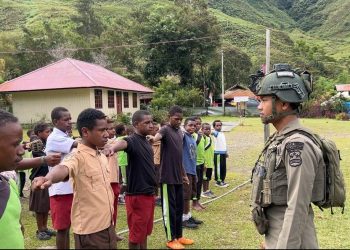 Satgas Ops Damai Cartenz 2026 Berikan Pelatihan PBB kepada Pelajar di Mulia