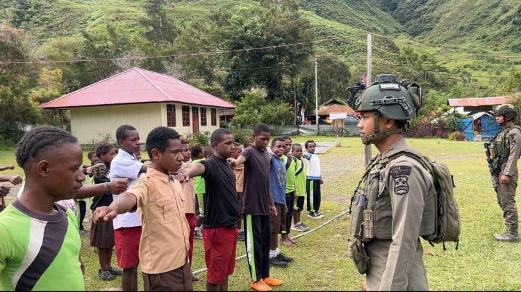 Satgas Ops Damai Cartenz 2026 Berikan Pelatihan PBB kepada Pelajar di Mulia