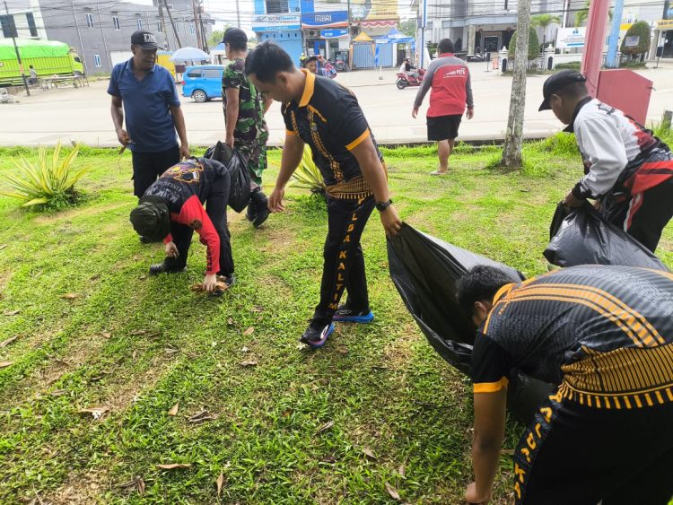 Polsek Tenggarong dan Warga Sukseskan Kukar Bebersih 2026