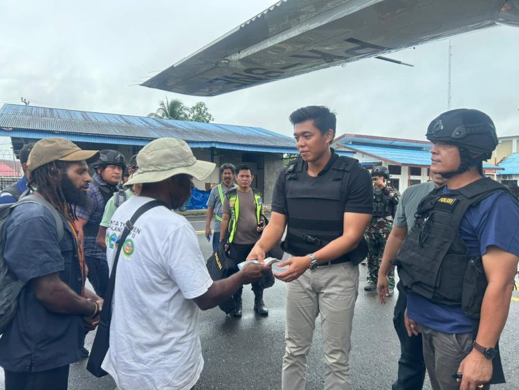 Warga Korowai Kumpulkan Dana demi Kelangsungan Penerbangan Perintis di Tanah Merah