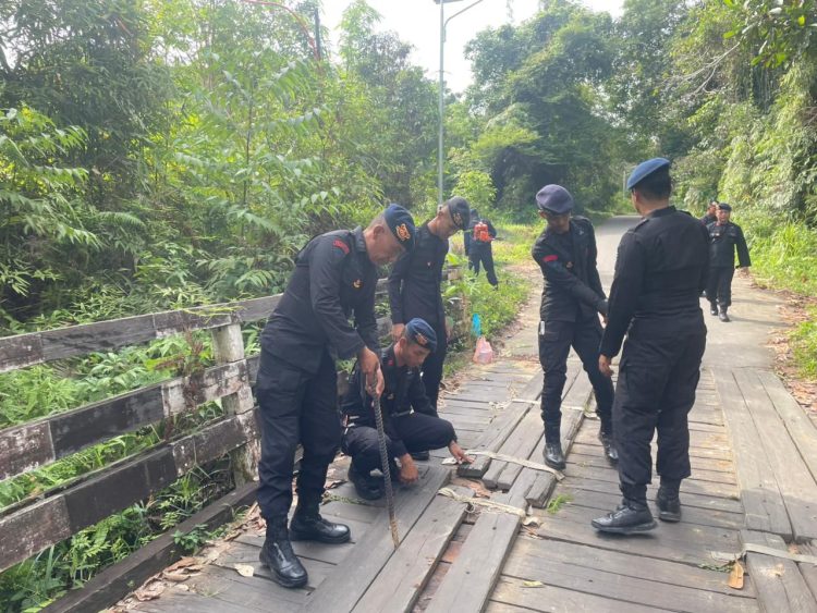 Revitalisasi Jembatan Sungai Lungau, Brimob Perkuat Akses Ekonomi Warga Kutai Barat