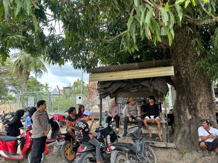 Patroli Jelang Ramadhan, Polsek Takkalalla Cek Harga dan Stok Sembako di Pasar Peneki