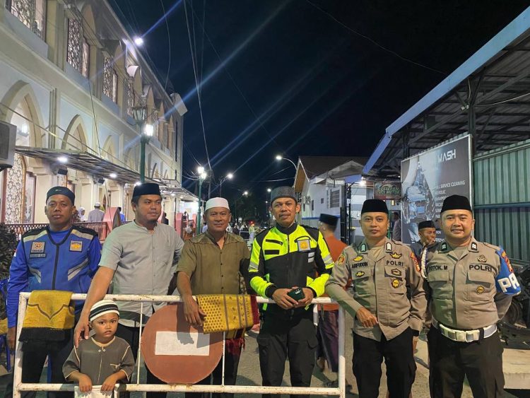 Salat Tarawih Aman, Polres Wajo Siagakan Personel di Masjid Kota Sengkang