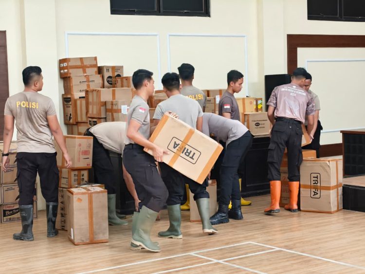 Wujud Empati Polri, Brimob Kaltim Hadir Ringankan Beban Korban Banjir