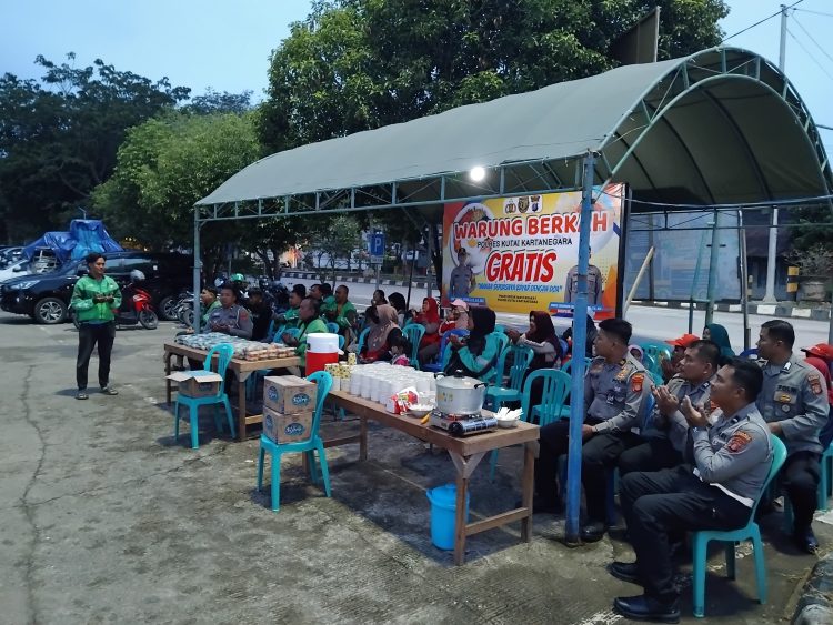 Buka Bersama Humanis, Polres Kutai Kartanegara Berbagi di Kedai Ojol Kamtibmas Tenggarong