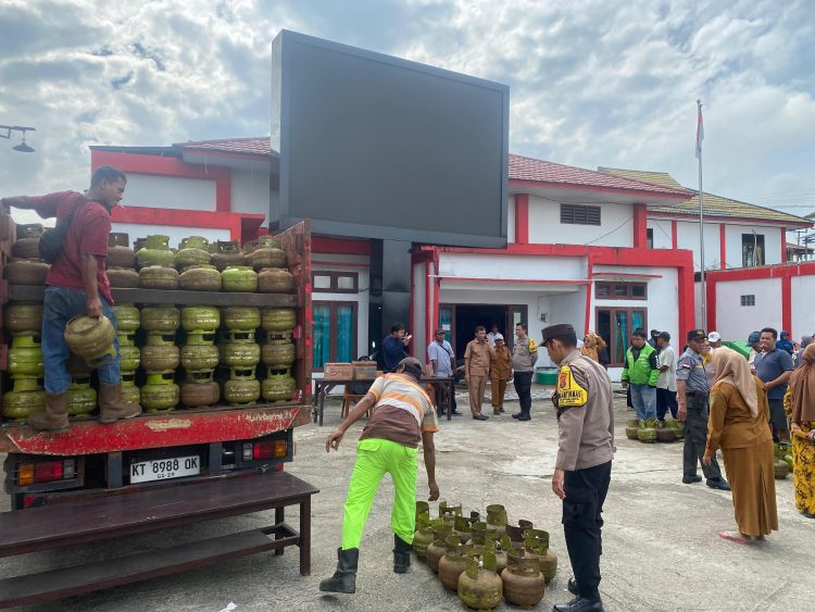 Jelang Ramadhan, Polisi Turun Tangan Kawal Operasi Pasar Elpiji 3 Kg di Purwajaya