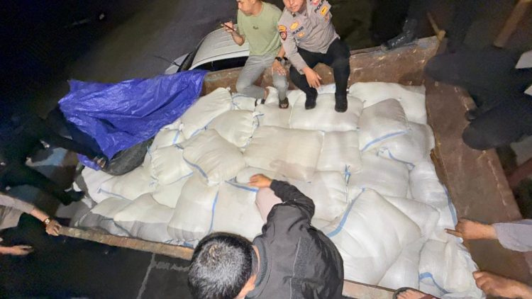 HEBOH DI SAMARINDA: Dua Truk Cap Tikus Digagalkan Polisi, Barang Bukti Nyaris 10 Ton