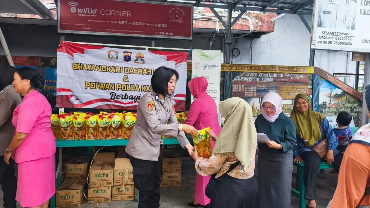 Polwan dan Bhayangkari Kaltim Tebar Kepedulian, 100 Paket Minyak Goreng untuk Warga Damai Baru