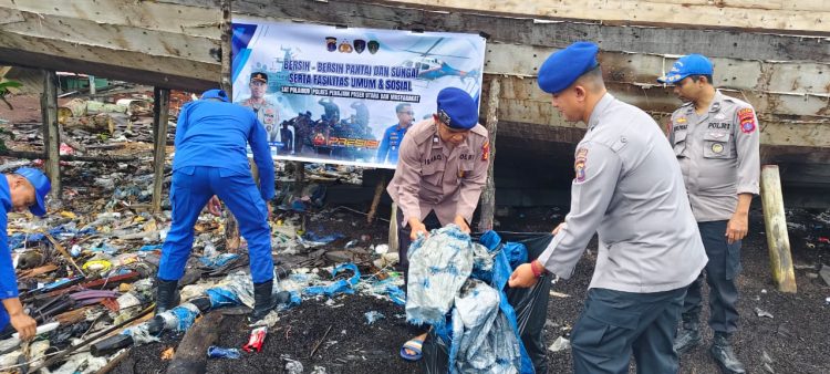 Polri Tunjukkan Aksi Nyata! Sat Polairud Polres PPU Bergerak Bersihkan Pesisir, Bukti Kepedulian untuk Lingkungan Warga