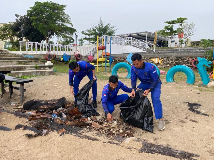 Komitmen Nyata Polri Jaga Lingkungan, Ditpolairud Polda Kaltim Bersihkan Pantai di Balikpapan