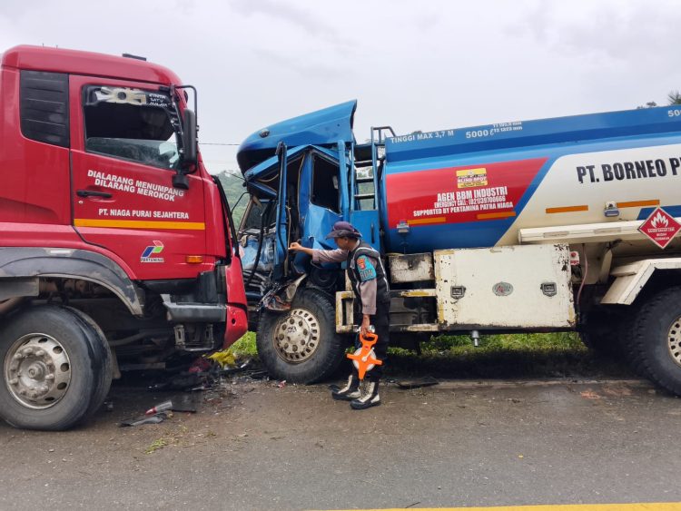 Dua Truk Tangki Tabrakan di Lebak Ulaq, Korban Dievakuasi ke RSUD AM Parikesit