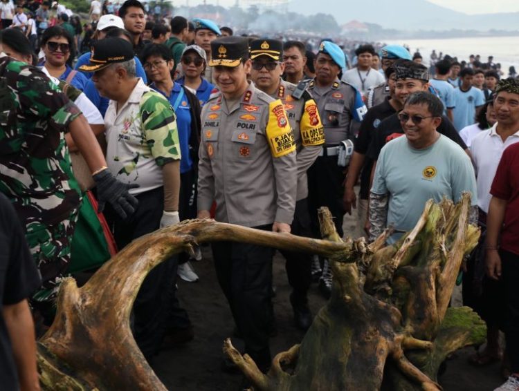 Polda Bali Turun Tangan Bersihkan Pantai Padang Galak, Tegaskan Komitmen Tangani Sampah Secara Sistematis