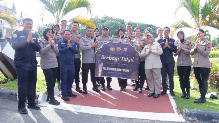 Humanis di Bulan Suci, Bidhumas Polda Kaltim Turun Langsung Berbagi Takjil