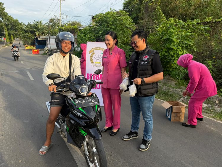 Bagi Takjil di Depan Mako, Satresnarkoba Wajo Ajak Warga Bersama Lawan Narkotika
