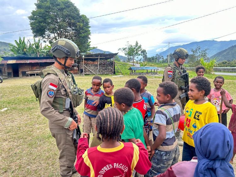 Sentuhan Hangat Satgas Damai Cartenz di Kulirik, Patroli yang Menguatkan Harapan Warga
