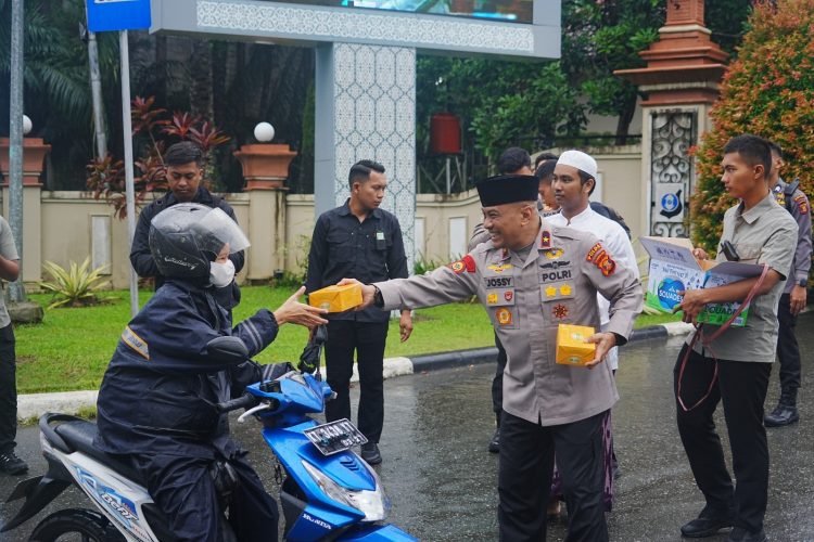 Hangatnya Ramadan, Wakapolda Kaltim Turun ke Jalan Berbagi Takjil dan Kebahagiaan untuk Masyarakat