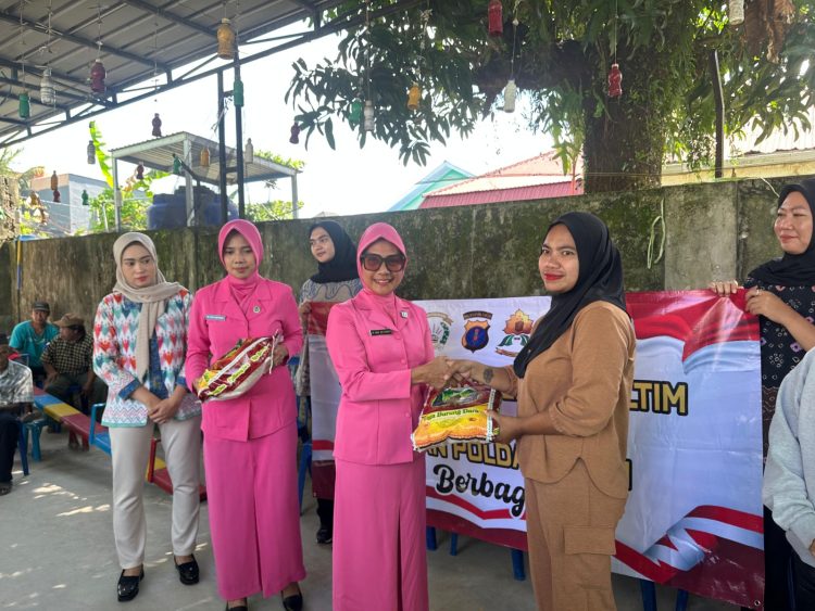 Sentuhan Kepedulian Polwan Polda Kaltim, 100 Warga Sepinggan Raya Terima Bantuan Beras