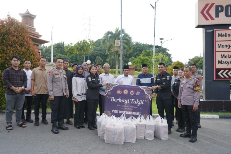 Sentuhan Kepedulian di Bulan Ramadan, Personel Polda Kalimantan Timur Berbagi Takjil untuk Masyarakat
