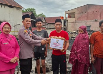 Polsek Pammana dan Bhayangkari Hadir untuk Warga, Salurkan Bantuan Korban Kebakaran di Pallawarukka