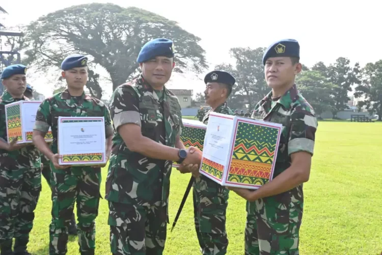 Marsma TNI Henri Ahmad Badawi Serahkan Bingkisan Lebaran dan Zakat Fitrah untuk Personel Lanud Adi Soemarmo