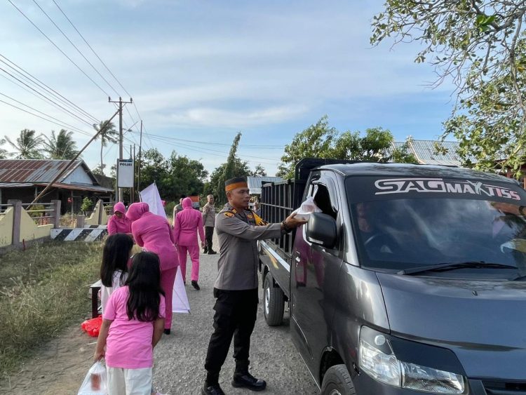 Polsek Takkalalla dan Bhayangkari Turun ke Jalan, Bagikan Takjil untuk Warga di Bulan Ramadan