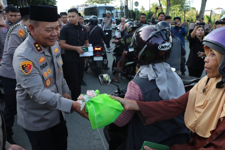 Sentuhan Humanis Polri di Ramadan, Kapolda Kaltim Pimpin Pembagian Takjil untuk Warga