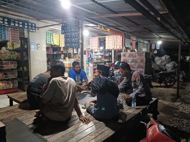 Patroli Malam Ramadan, Polsek Tanasitolo Tegaskan Komitmen Jaga Kamtibmas
