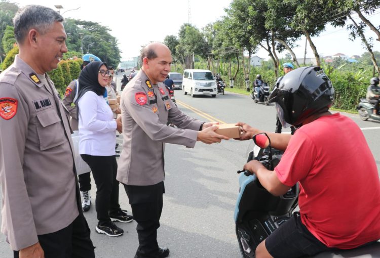 Polda Kaltim Konsisten Tebar Kebaikan di Ramadan, 100 Takjil Dibagikan untuk Masyarakat Balikpapan