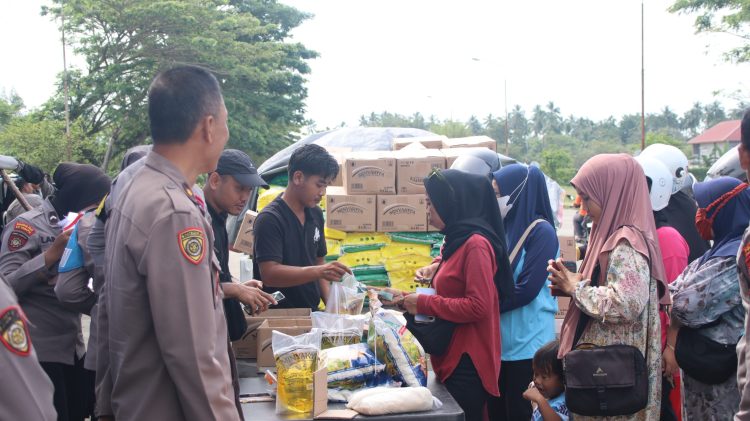 Bantu Warga Jelang Lebaran, Polres PPU Hadirkan Bazar Pangan Murah di Pasar Induk Penajam