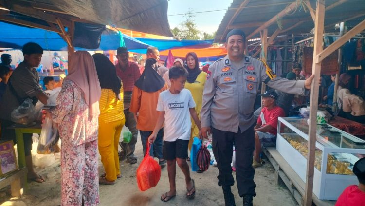 Polsek Takkalalla Patroli dan Amankan Aktivitas Pasar Inpres Peneki Jelang Idul Fitri
