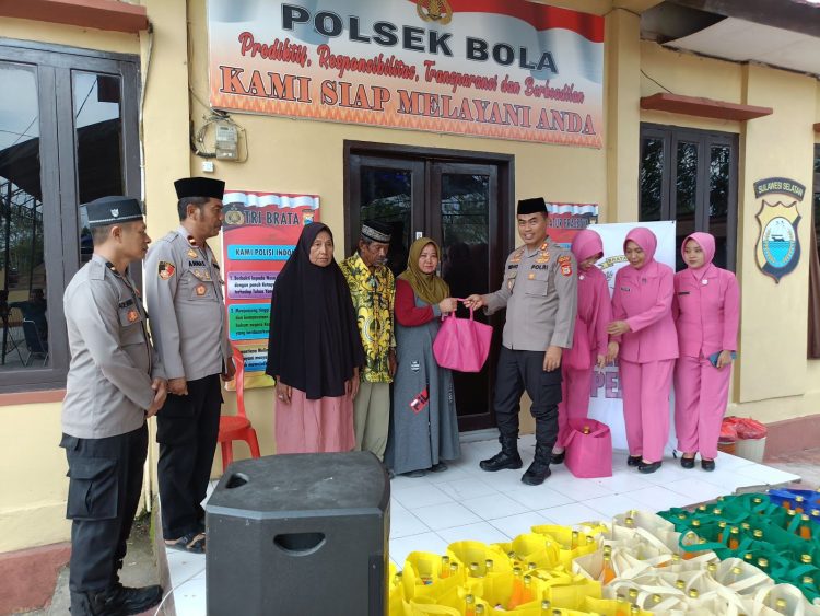 Wujud Kepedulian di Bulan Ramadan, Polsek Bola dan Bhayangkari Ranting Bola Berbagi Takjil