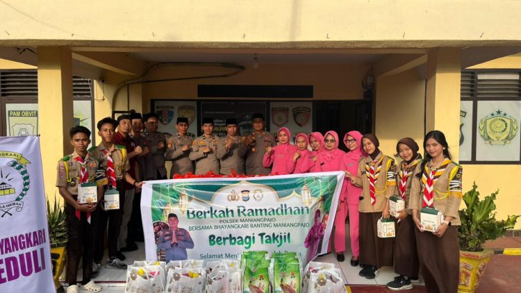 Polri untuk Masyarakat: Polsek Maniangpajo dan Bhayangkari Berbagi Takjil di Bulan Ramadan