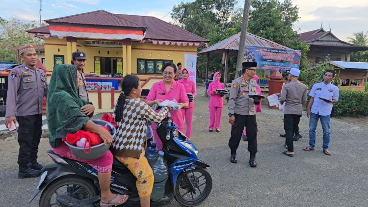 Tebar Kepedulian, Personel Polsek Gilireng Bersama Bhayangkari Bagi Takjil untuk Masyarakat