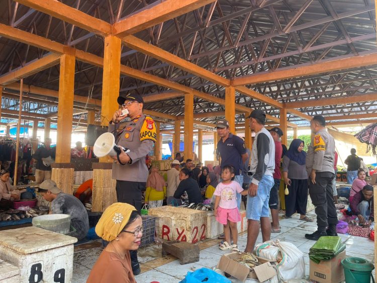 Tiga Hari menjelang Idul Fitri, Polsek Takkalalla Perketat Pengamanan Pasar Peneki.