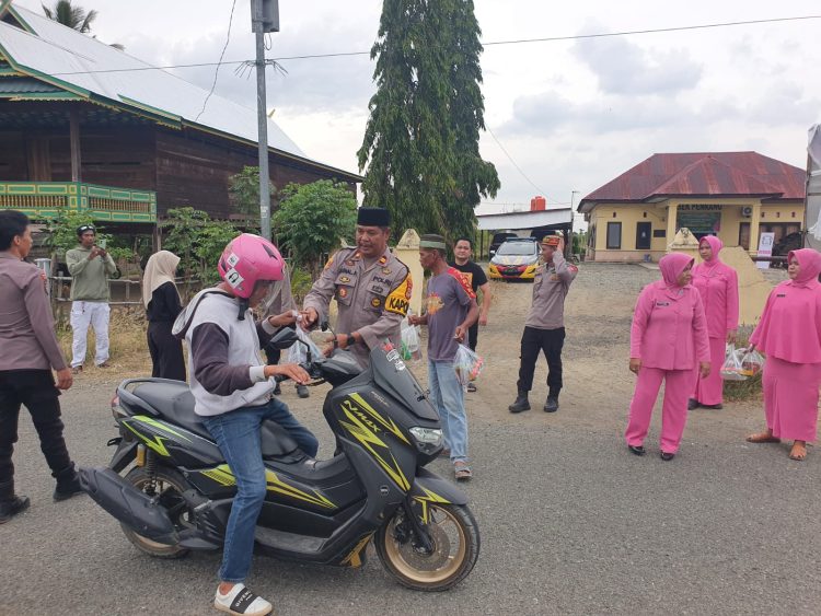Kapolsek Penrang Bersama Bhayangkari Turun ke Jalan, Berbagi Takjil dan mempererat tali Silaturahmi dengan masyarakat.