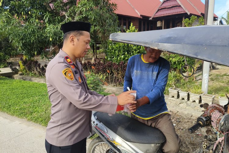 Polsek Belawa dan Bhayangkari Tebar Kebahagiaan Ramadan Lewat Aksi Berbagi Takjil